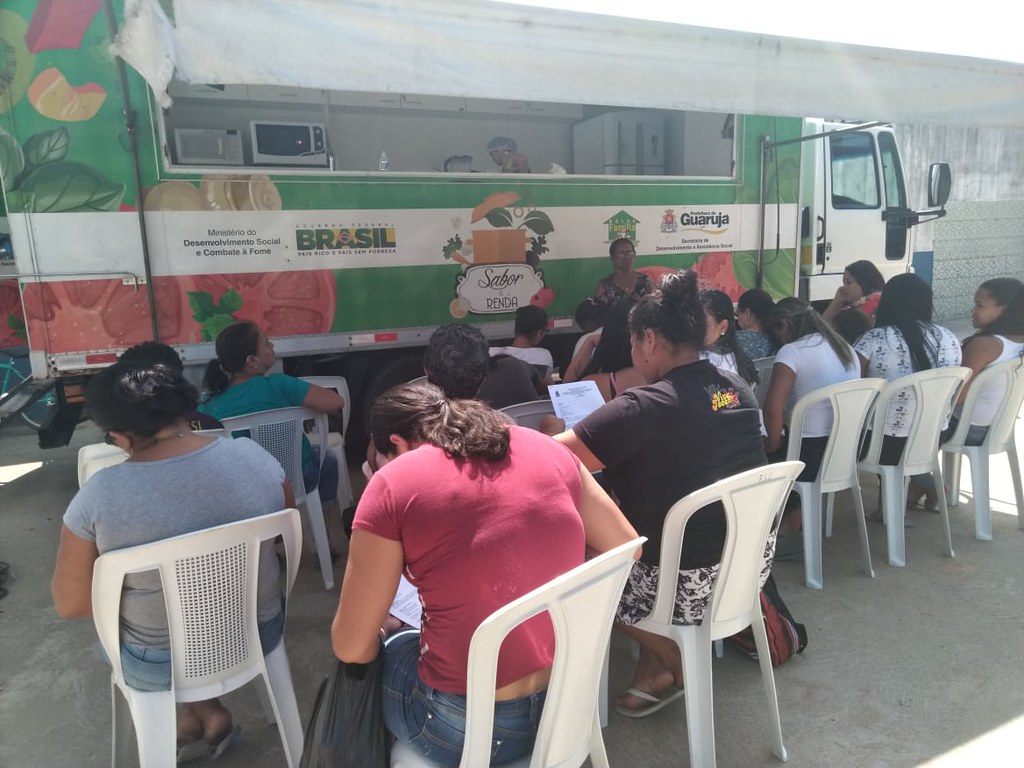Caminhão Sabor e Renda leva orientação para cerca de 30 pessoas em Morrinhos II