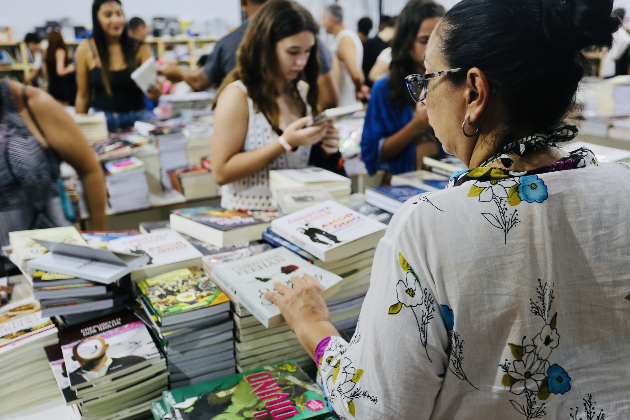Feira do Livro leva literatura a preços populares na Praça das Bandeiras
