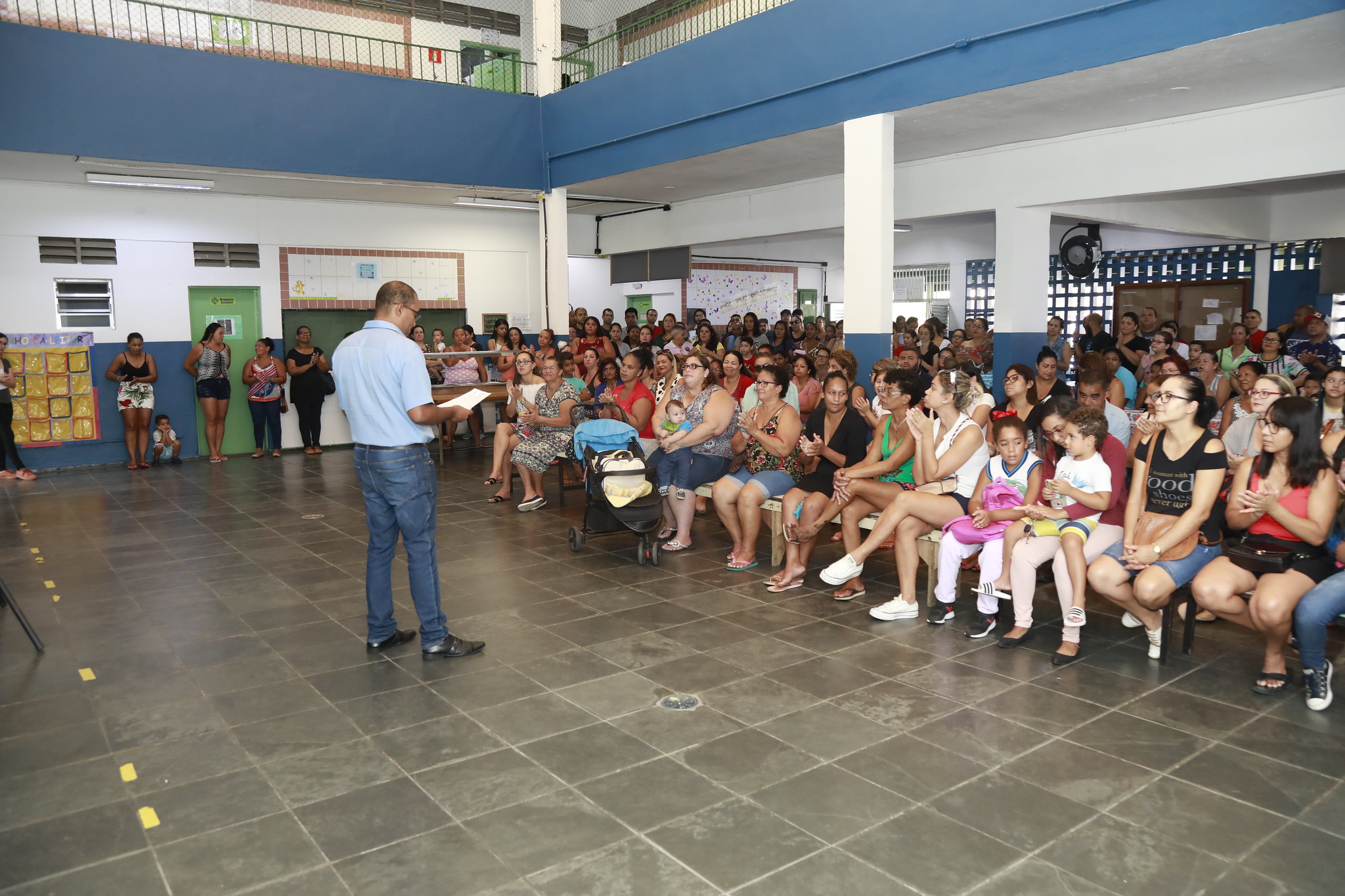 Ex-técnico da Seleção Feminina de Futebol realiza palestra em escola de Guarujá