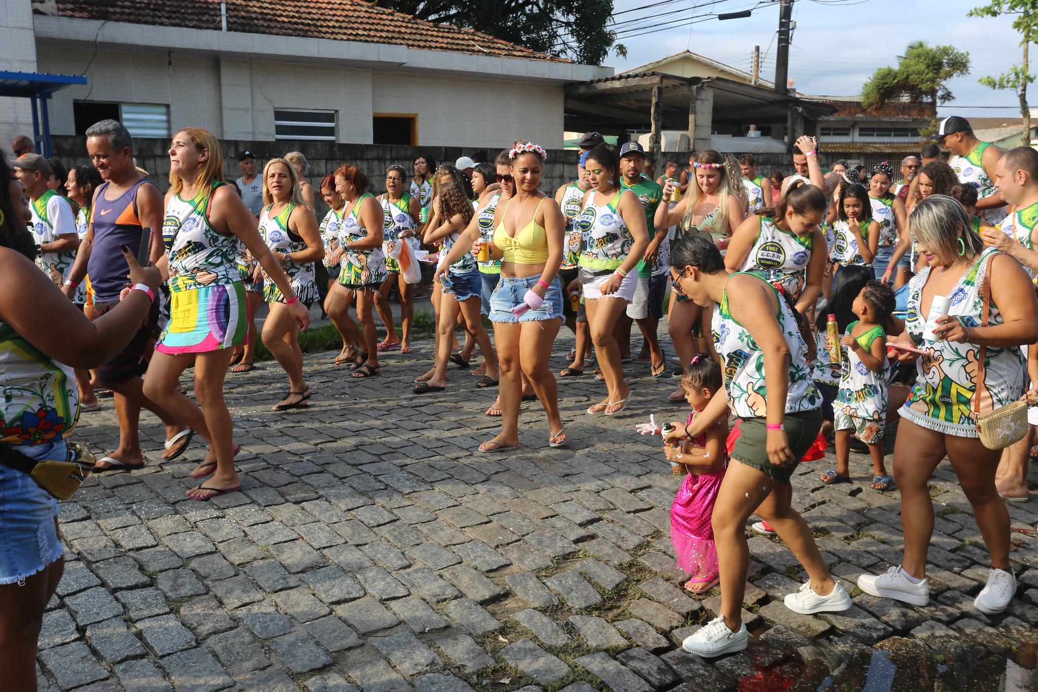 Bandas e blocos garantem folia no feriado em Guarujá