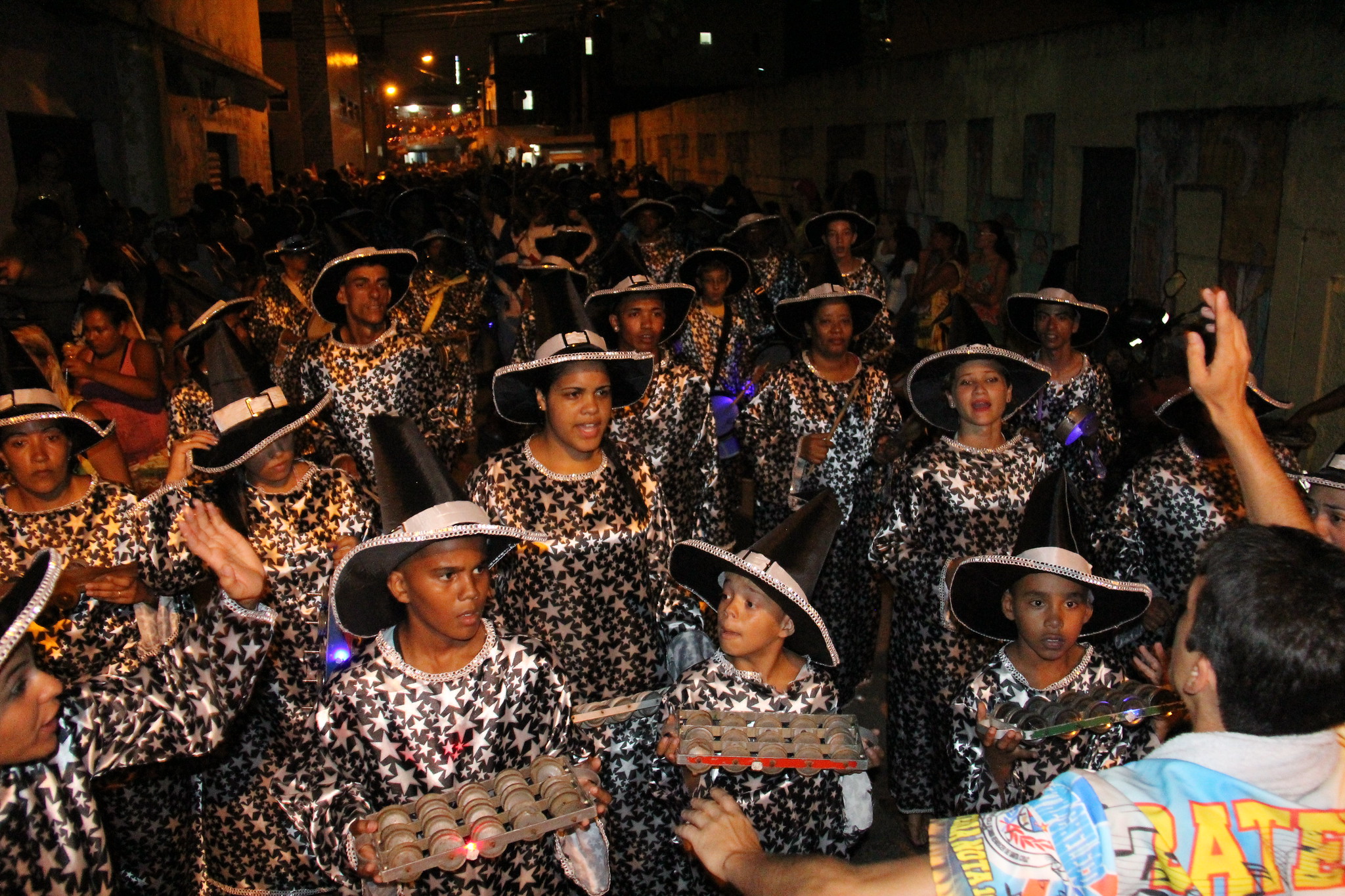 Escolas de sambas se apresentam em  Desfile Show Oficial na segunda-feira (24)