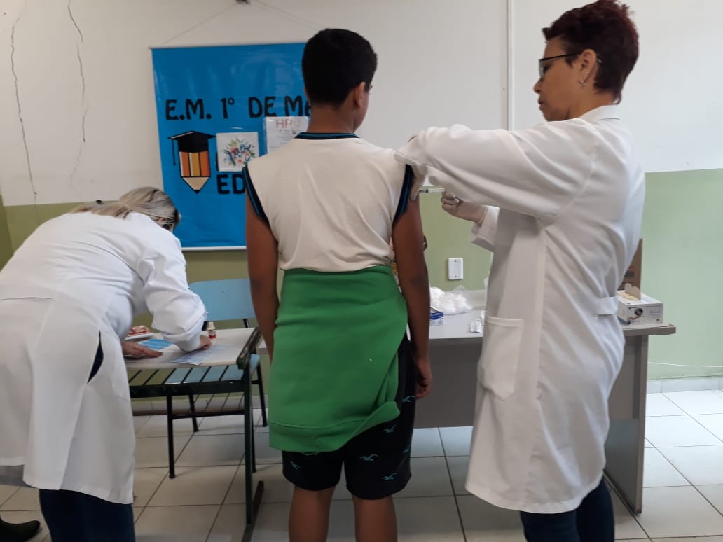 A partir de maio, alunos de Guarujá deverão retirar documento de atualização vacinal