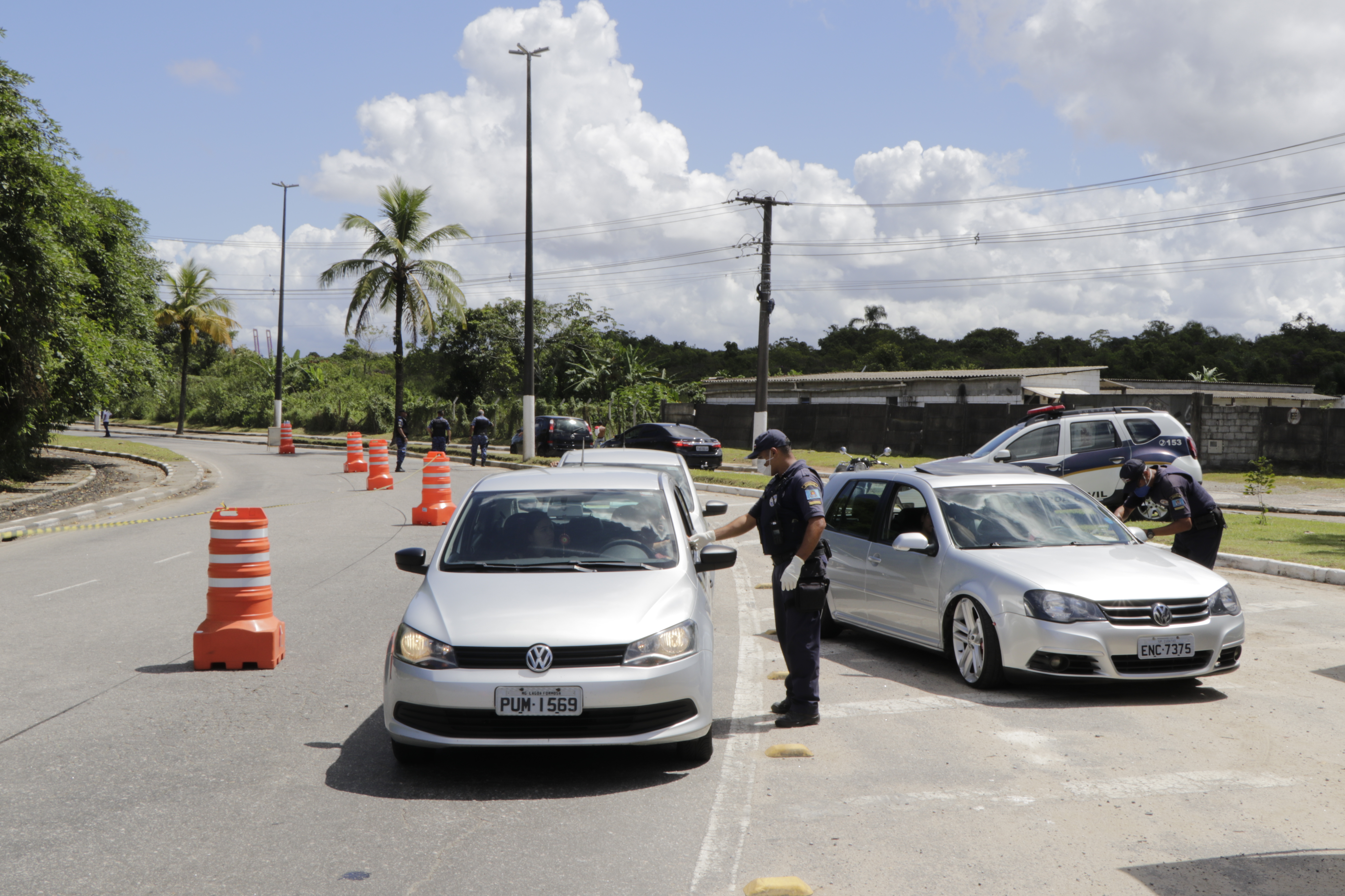Barreiras instaladas em Guarujá impedem a entrada de mais de 700 veículos