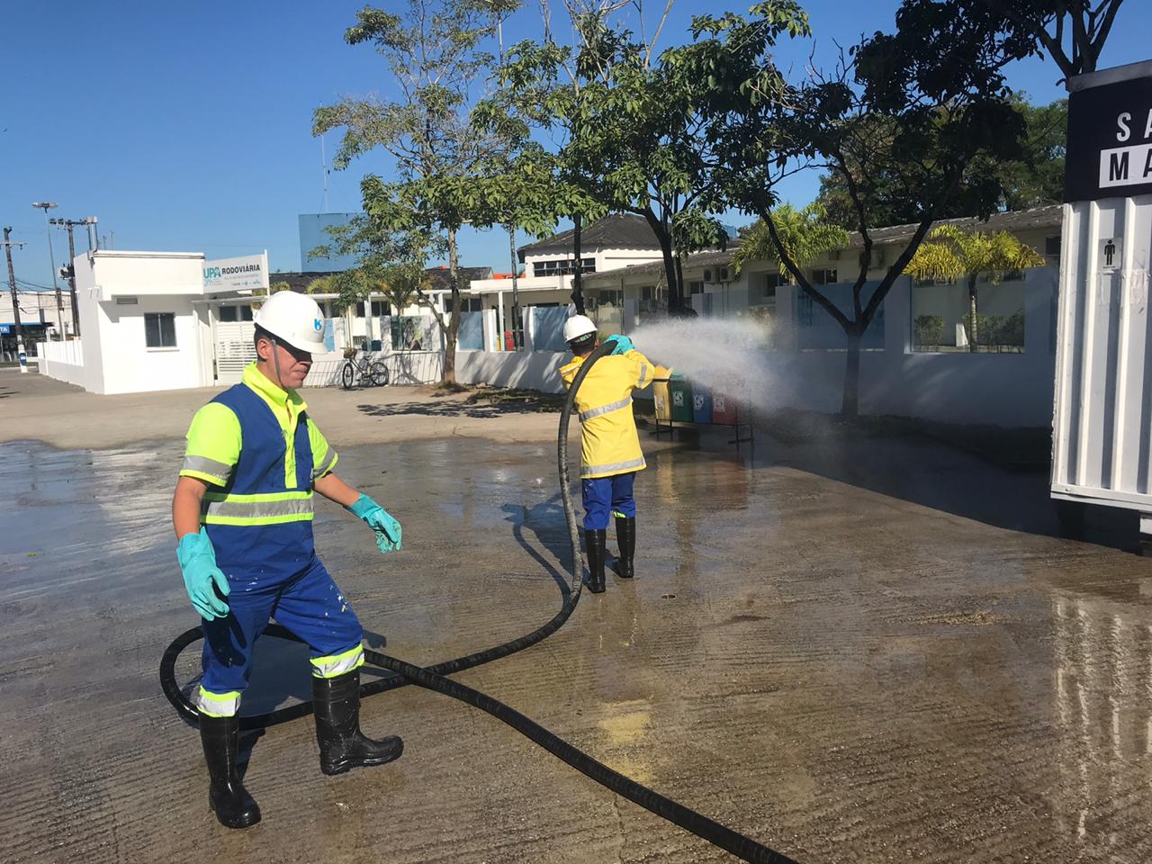 Prefeitura de Guarujá intensifica serviços de limpeza nos entornos de equipamentos de saúde