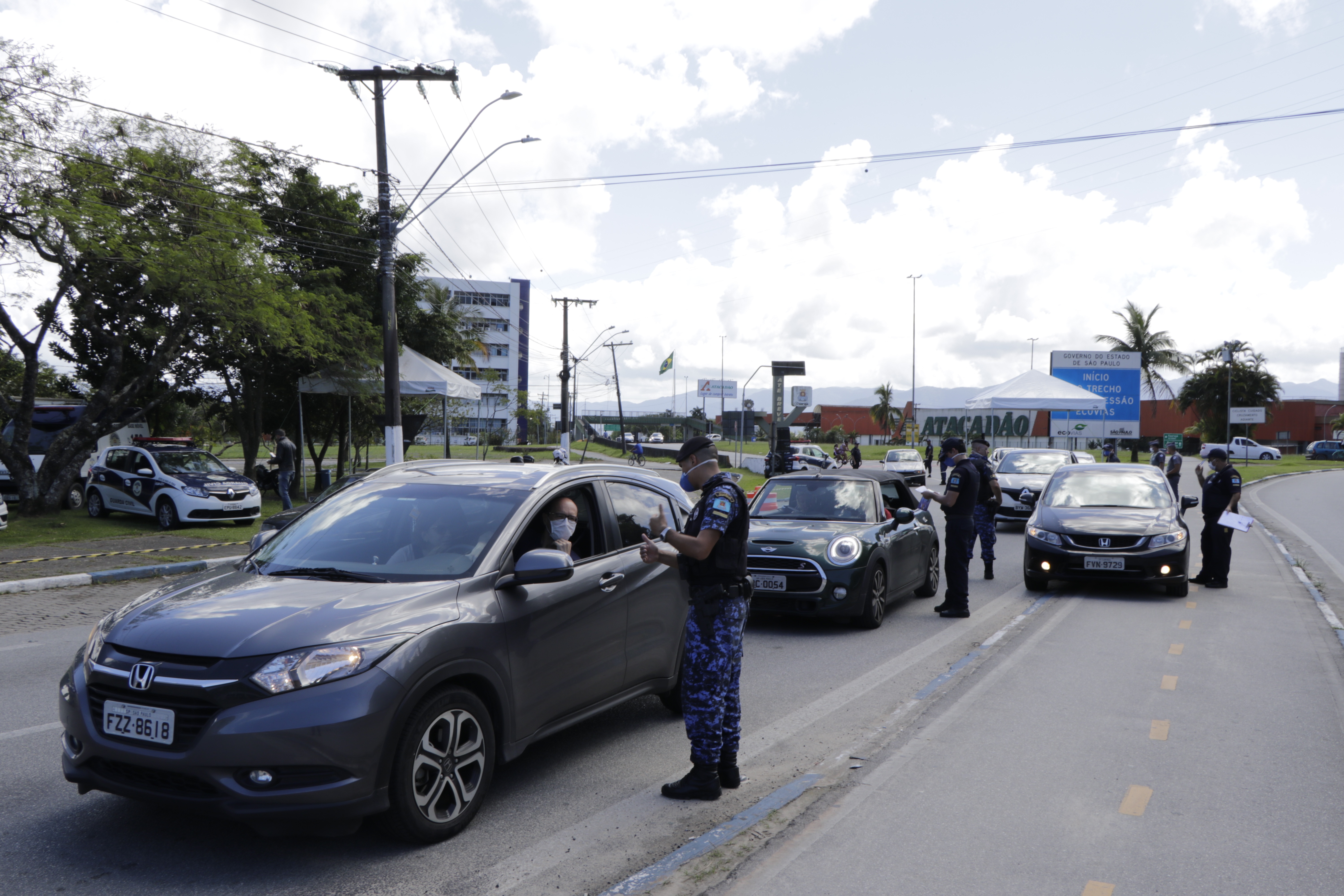Antes do feriado da Páscoa, quase cinco mil veículos já foram impedidos de entrar em Guarujá