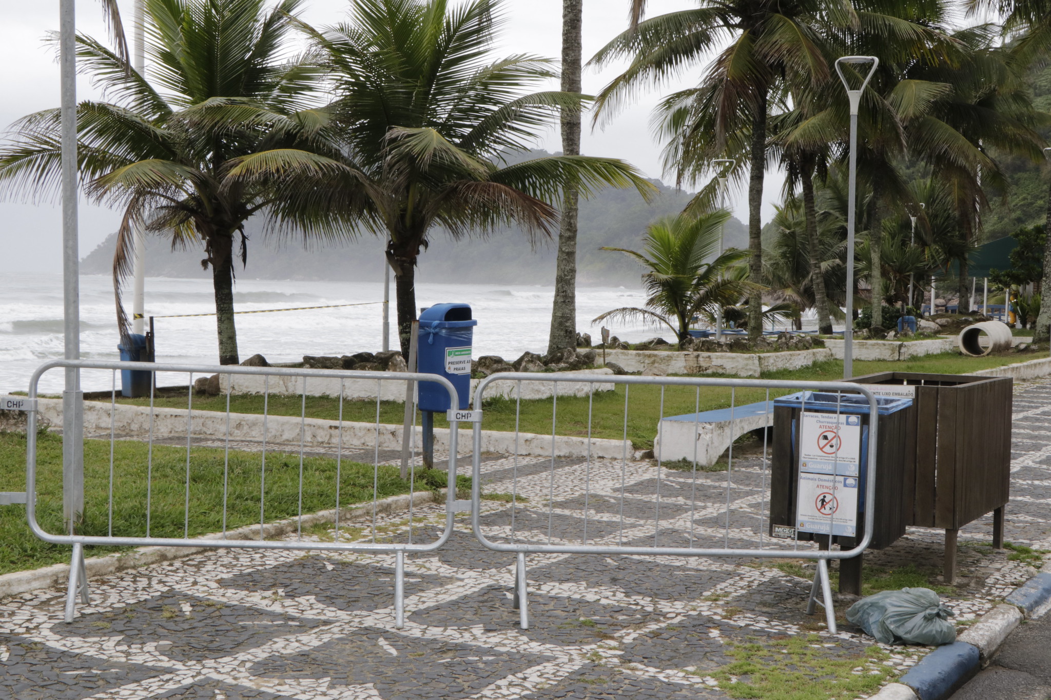 Em mais um feriadão, Guarujá segue com barreiras de acesso, praias e calçadões interditados