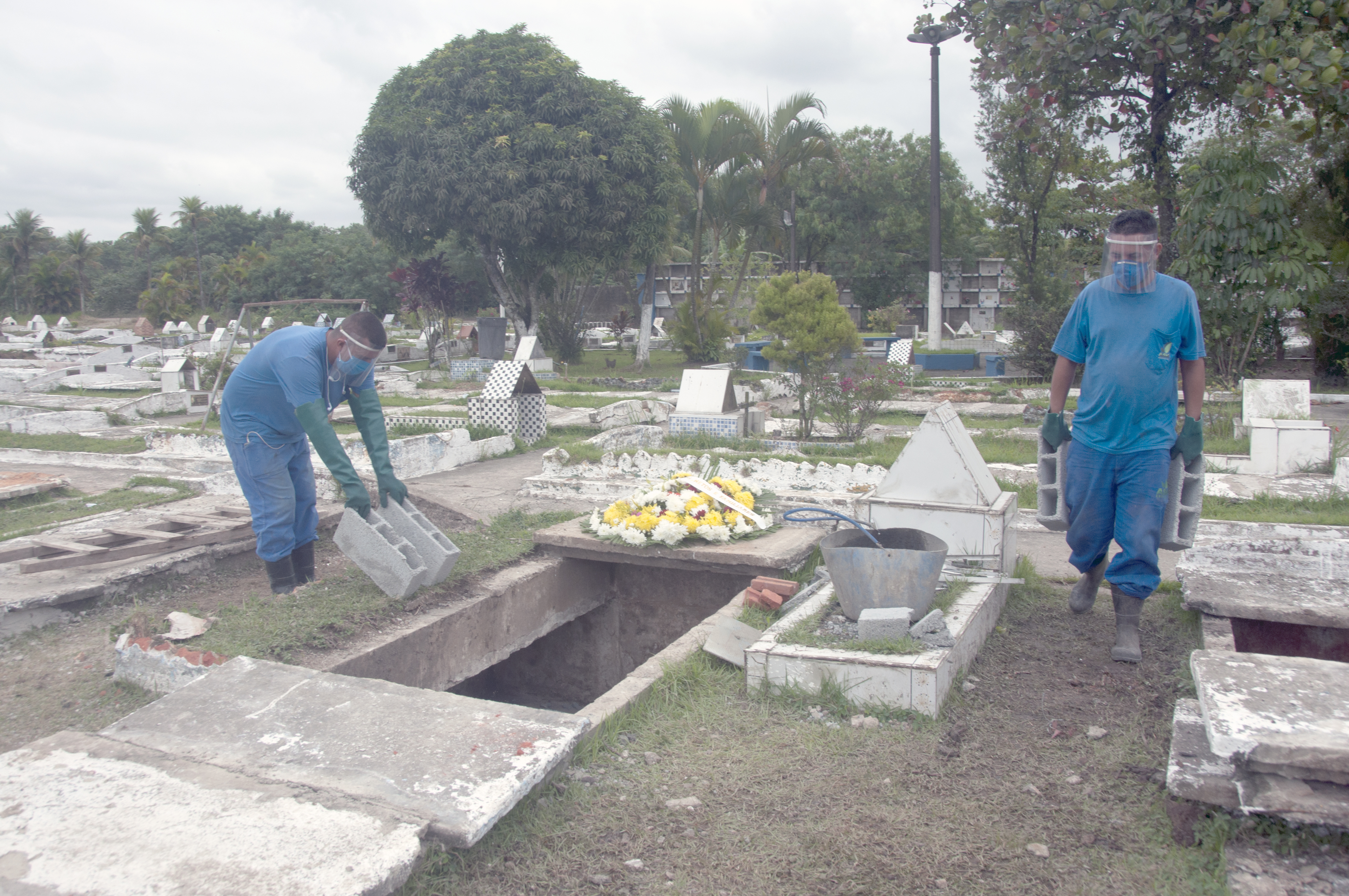 Seurb confecciona protetores faciais para servidores de cemitérios e funerária