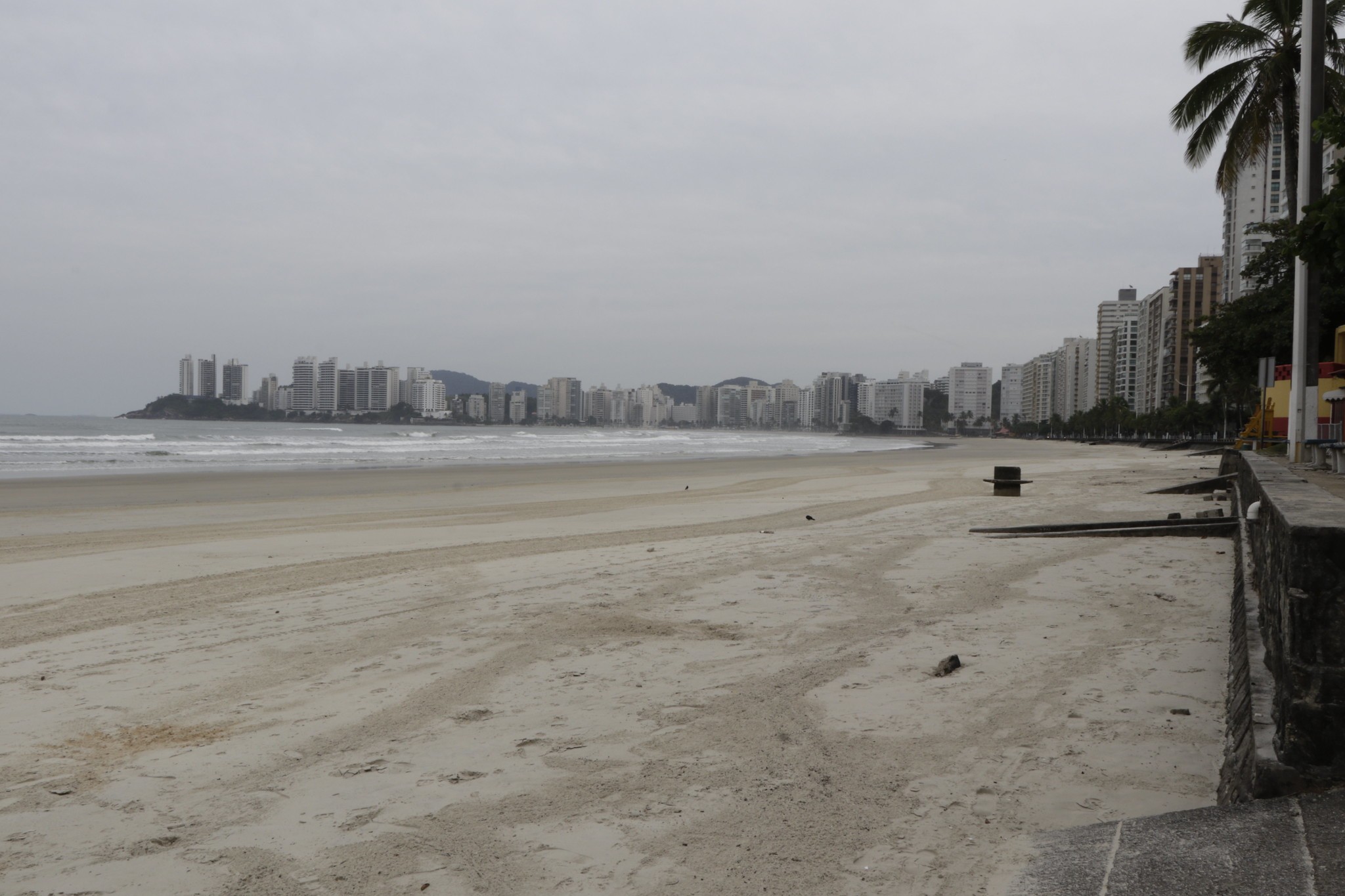 Guarujá realiza blitz no calçadão das  praias para estimular o uso de máscaras