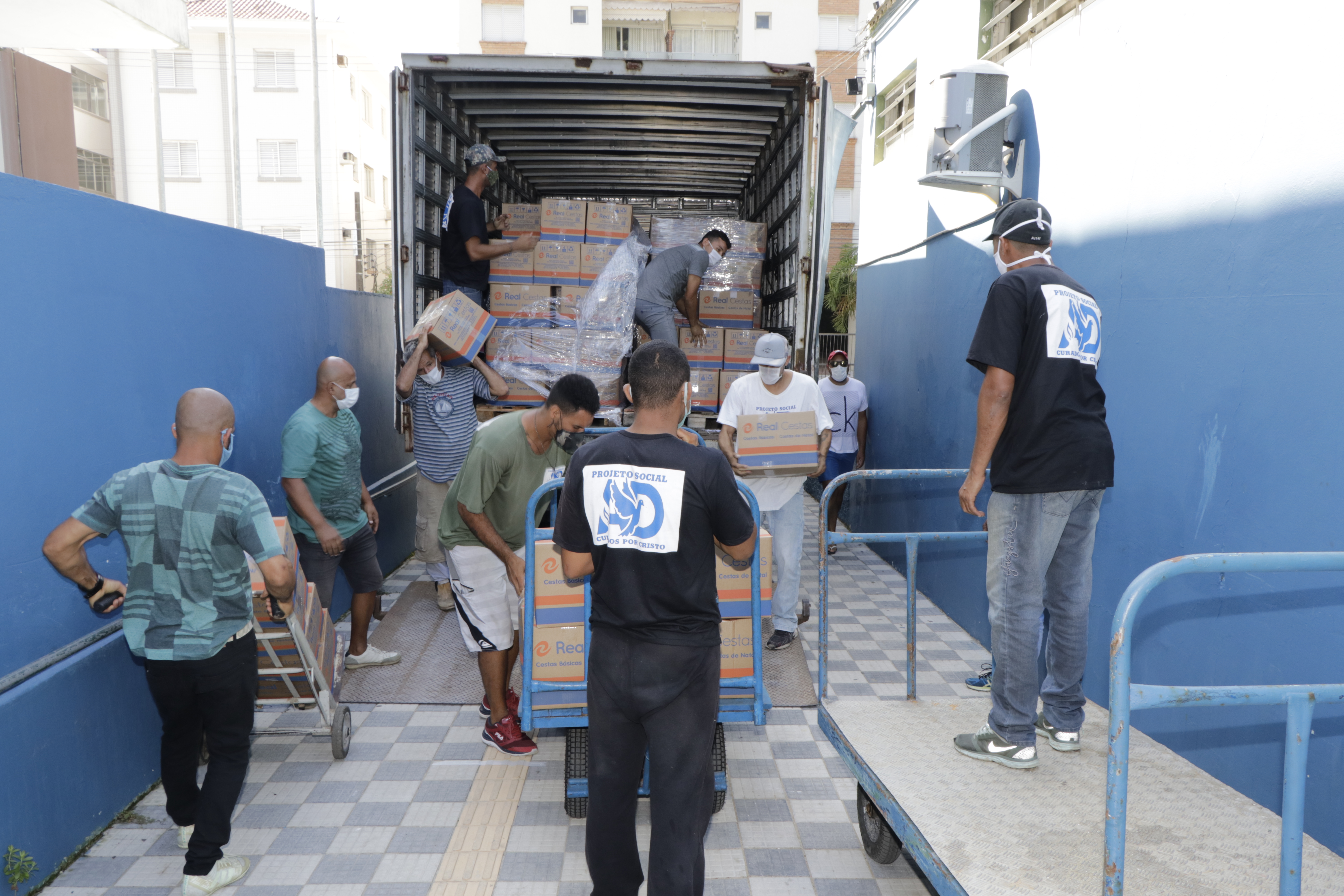 Começa a distribuição de cestas básicas do Programa Alimento Solidário em Guarujá