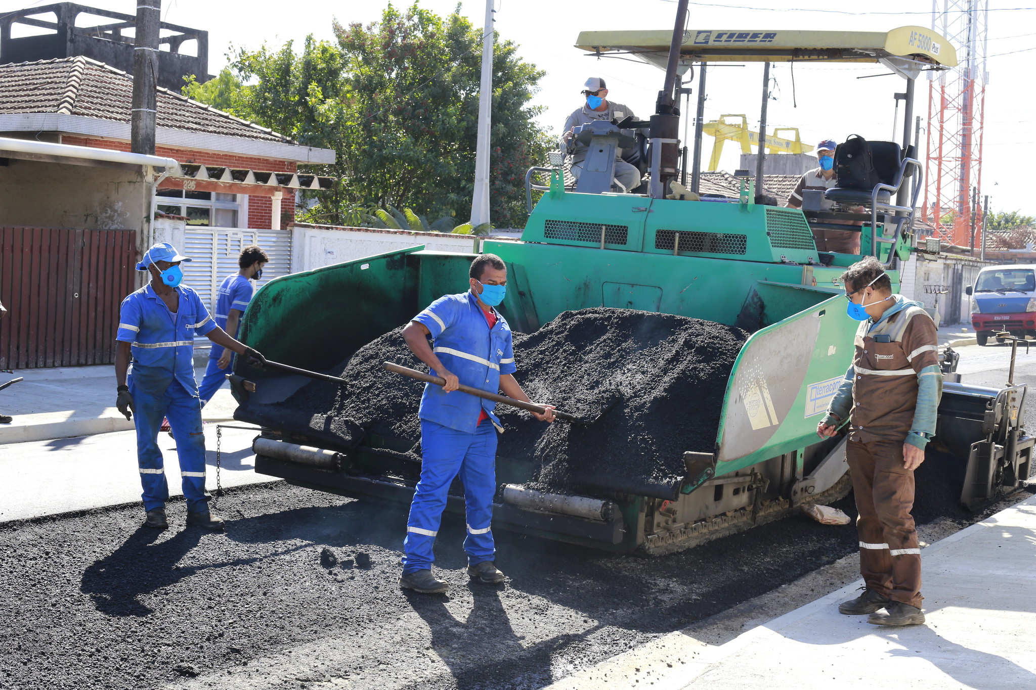Após drenagem, ruas Antônio Fernandes e João Luiz Silva recebem nova pavimentação