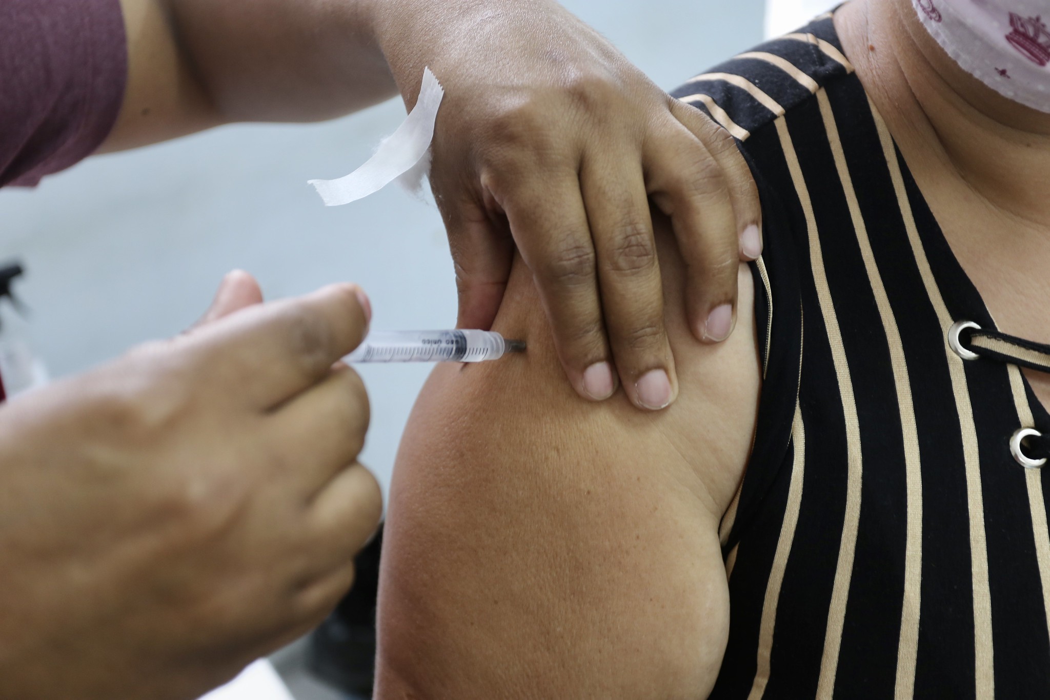 Guarujá convoca grupos prioritários para imunização até o fim do mês