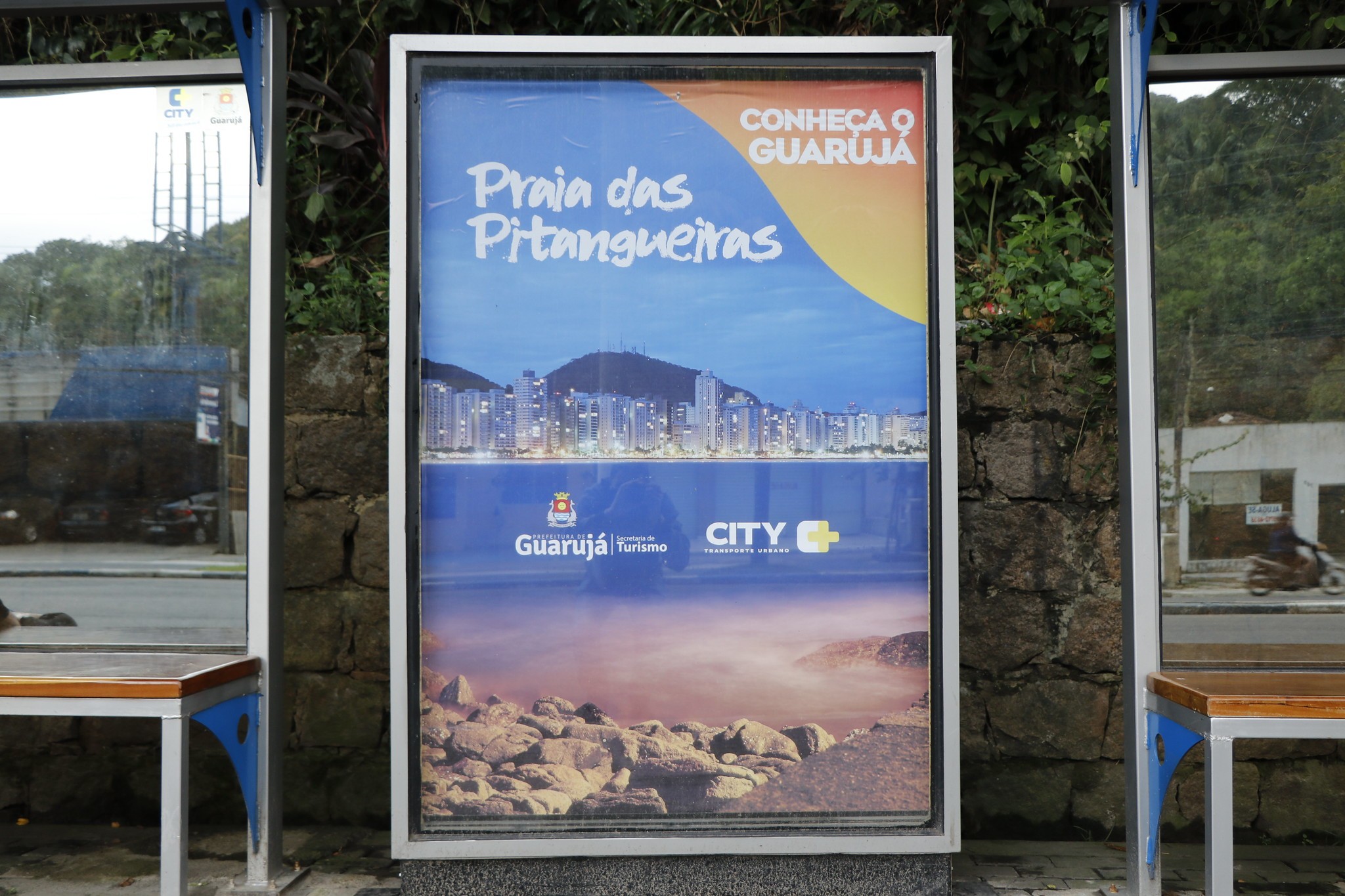 Painéis em paradas de ônibus destacam pontos turísticos da Cidade