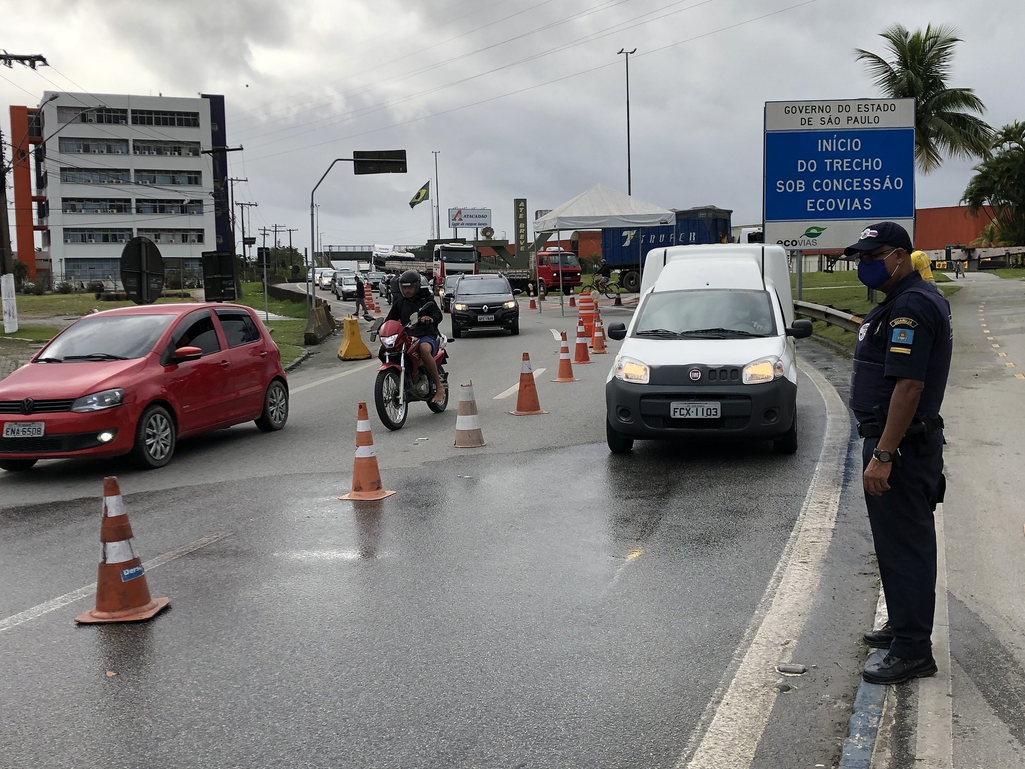 Mais de dois mil veículos são impedidos de entrar em Guarujá durante feriadão de Corpus Christi