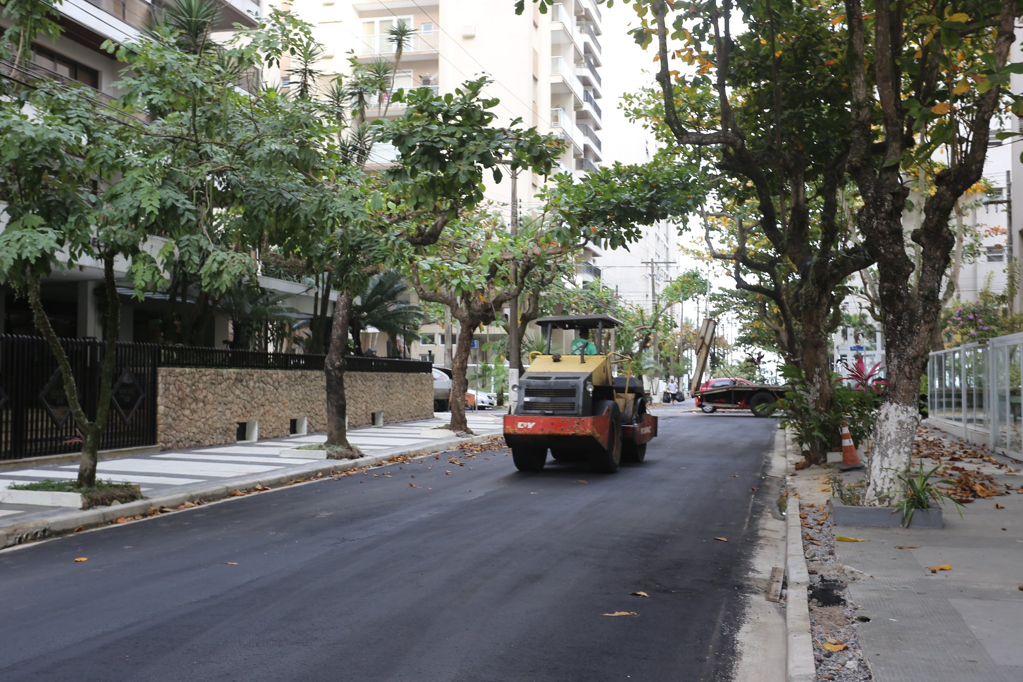 Rua Sílvia Valadão, no Centro, é contemplada com nova pavimentação