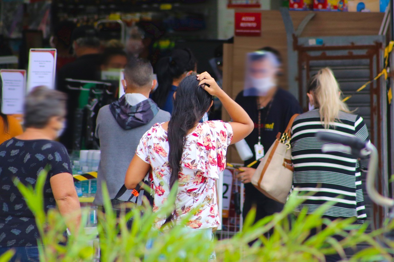 Em Guarujá, mais de 67% da população vai às ruas sem máscara ou não as utiliza corretamente