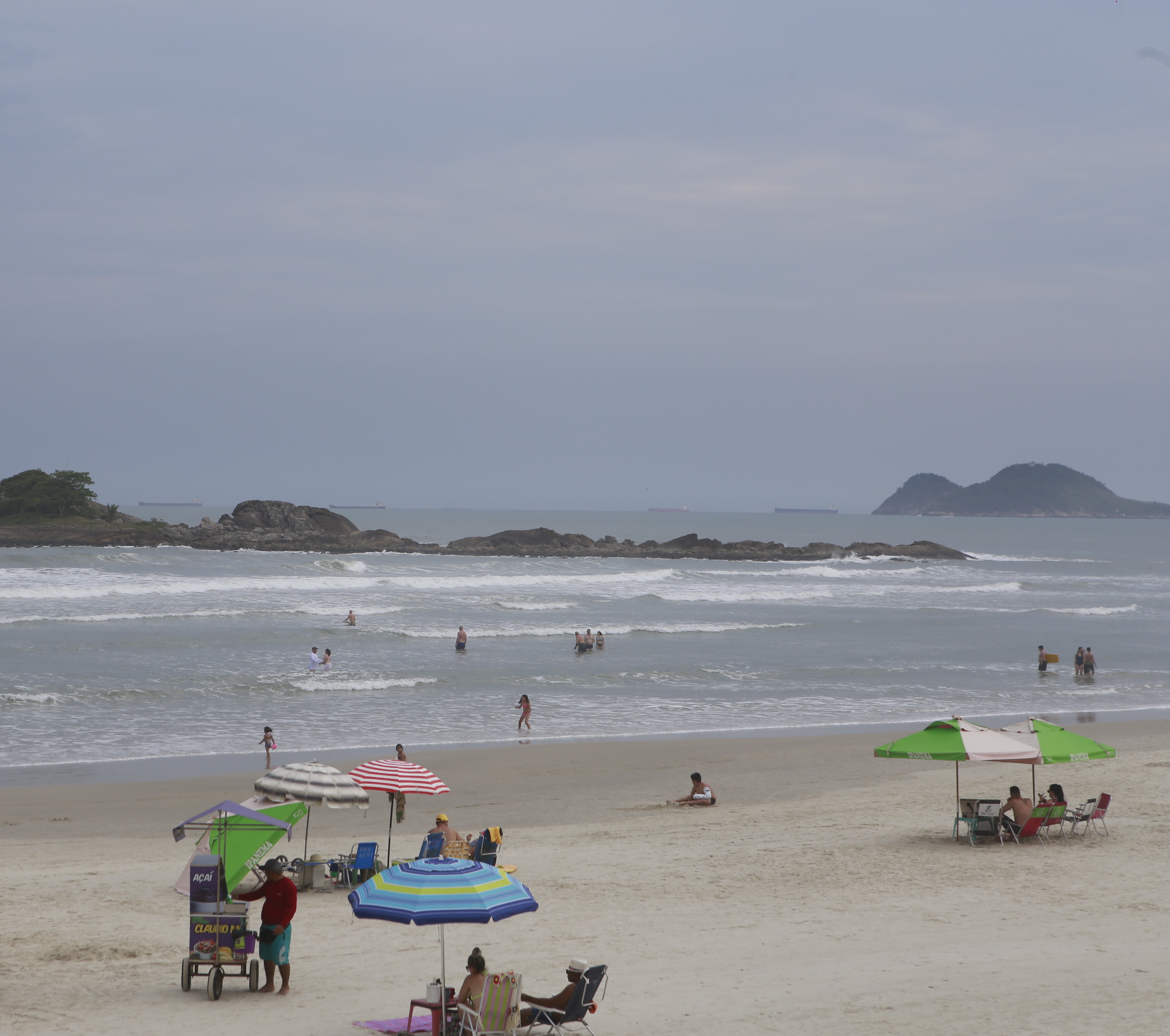 Guarujá flexibiliza uso de cadeiras e guarda-sóis nas praias