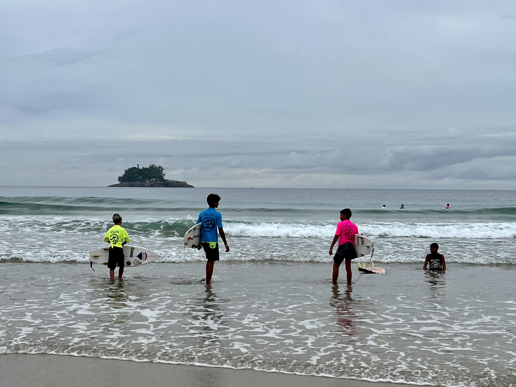 Surf mirim domina a Praia do Pernambuco neste fim de semana