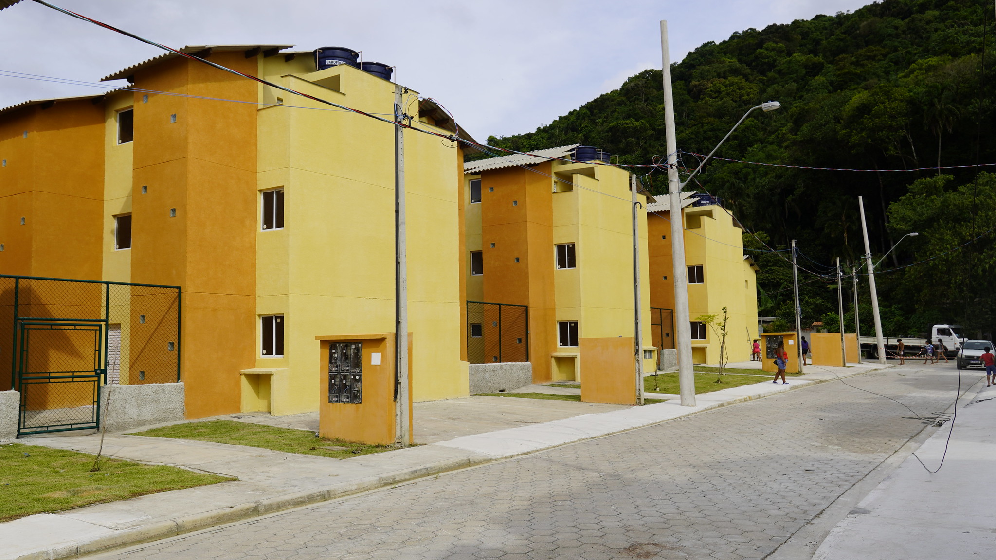 Em Guarujá, 90 famílias recebem chaves de moradias no Parque da Montanha