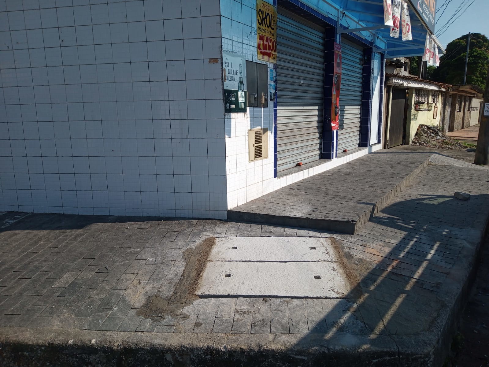 Prefeitura substitui tampas de bueiro em diversas calçadas de Vicente de Carvalho