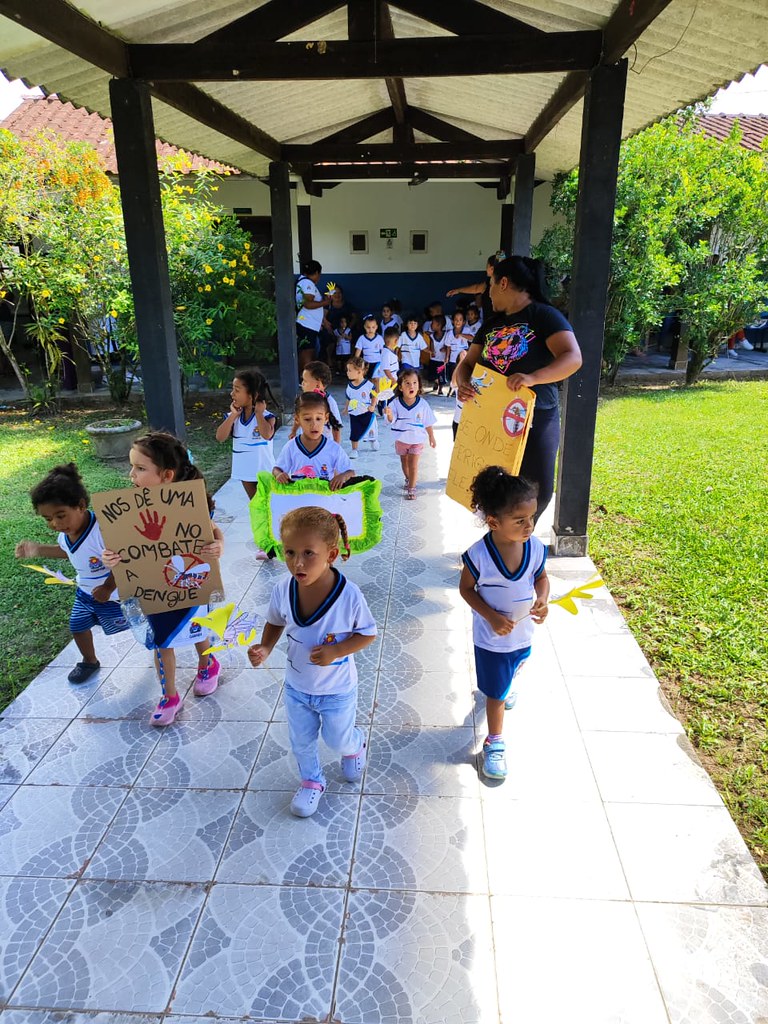 Crianças do Neic visitam Usafa do bairro para orientar pacientes sobre dengue