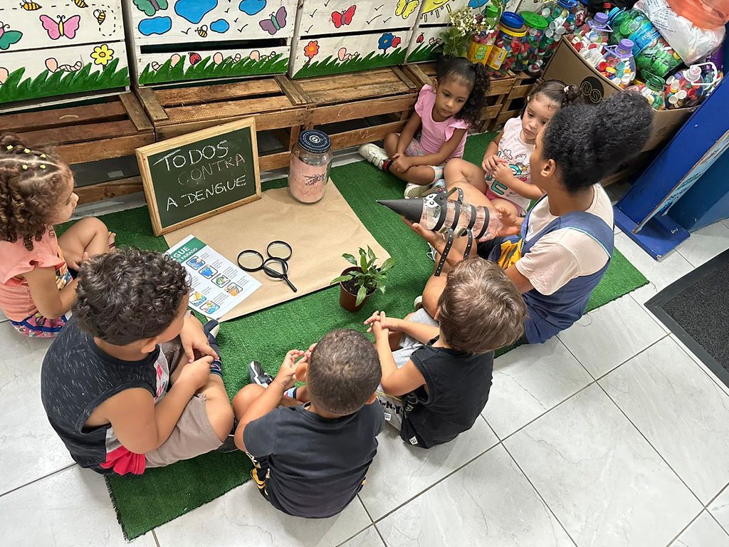 Creche de Guarujá percorre ruas em incentivo a práticas de prevenção à dengue