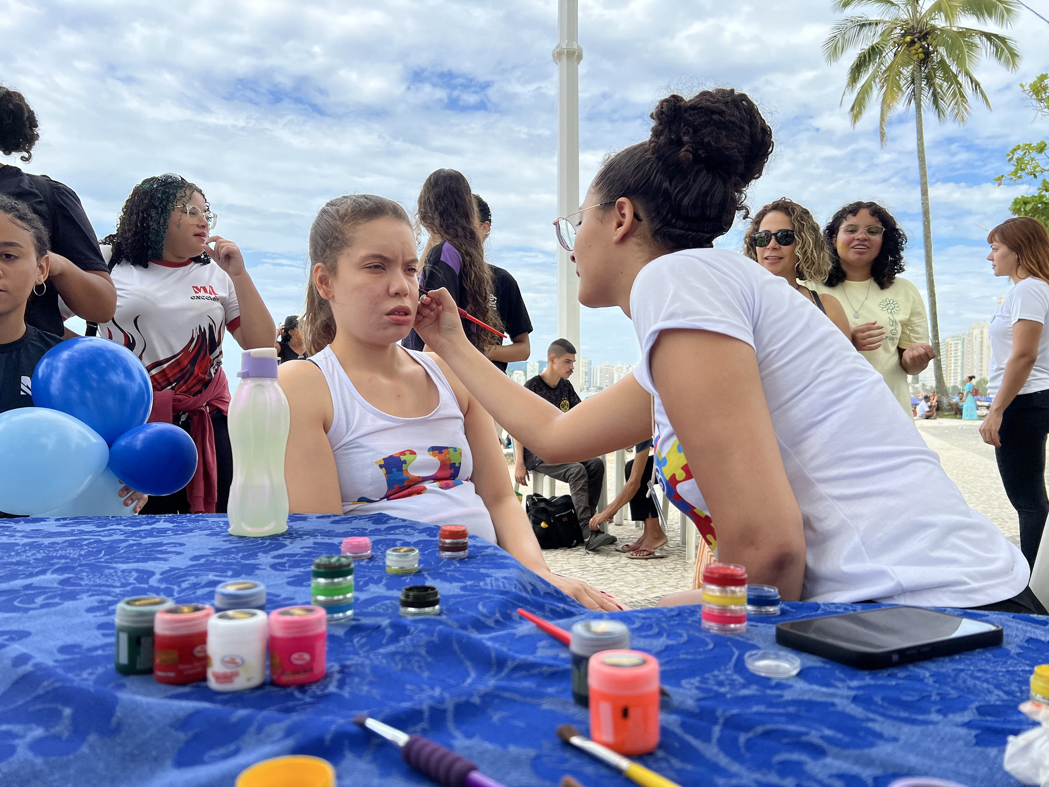 Dia da Conscientização do Autismo promove inclusão e diversão na Praia de Pitangueiras 
