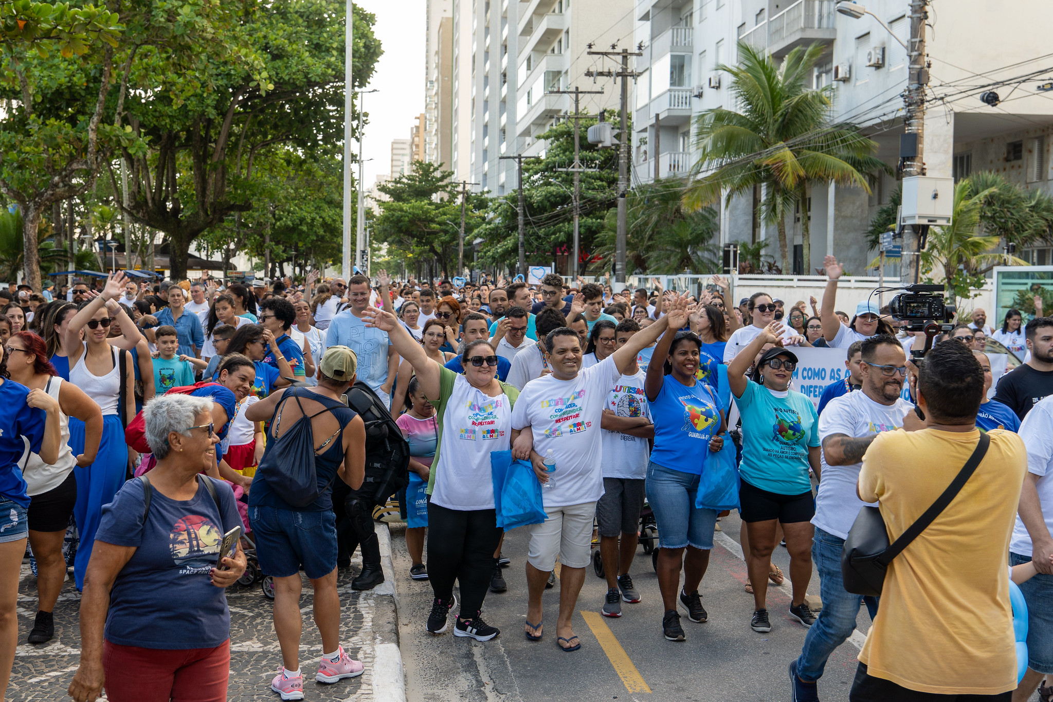 Caminhada pela conscientização do autismo reúne cerca de mil pessoas, em Guarujá