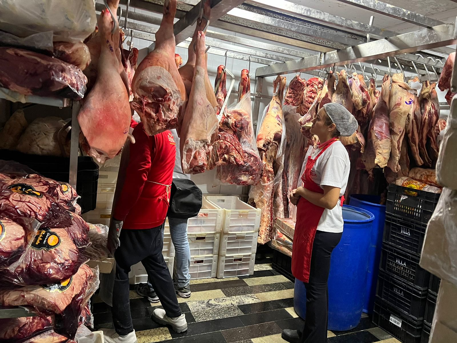 Prefeitura multa cinco açougues em quase R$ 8 mil por comercializarem carne vencida
