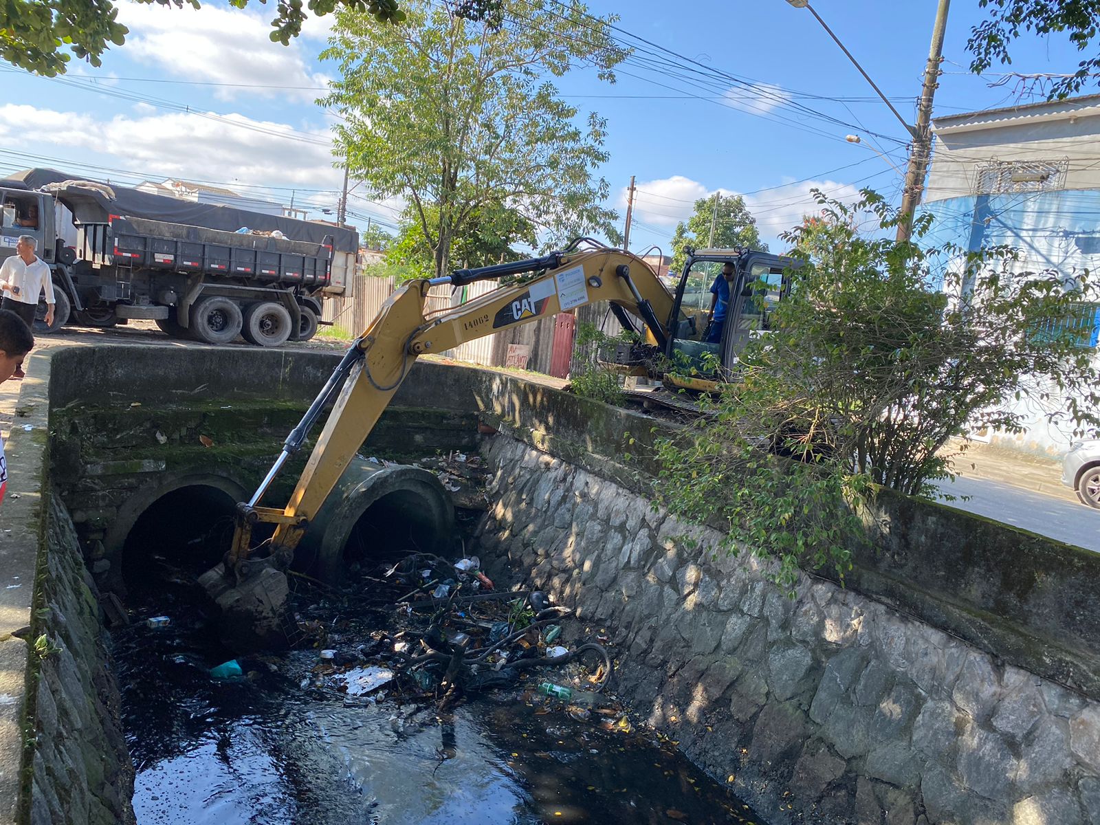 De garrafa PET a capacete, Prefeitura retira lixo de toda extensão do canal da Avenida Acaraú 