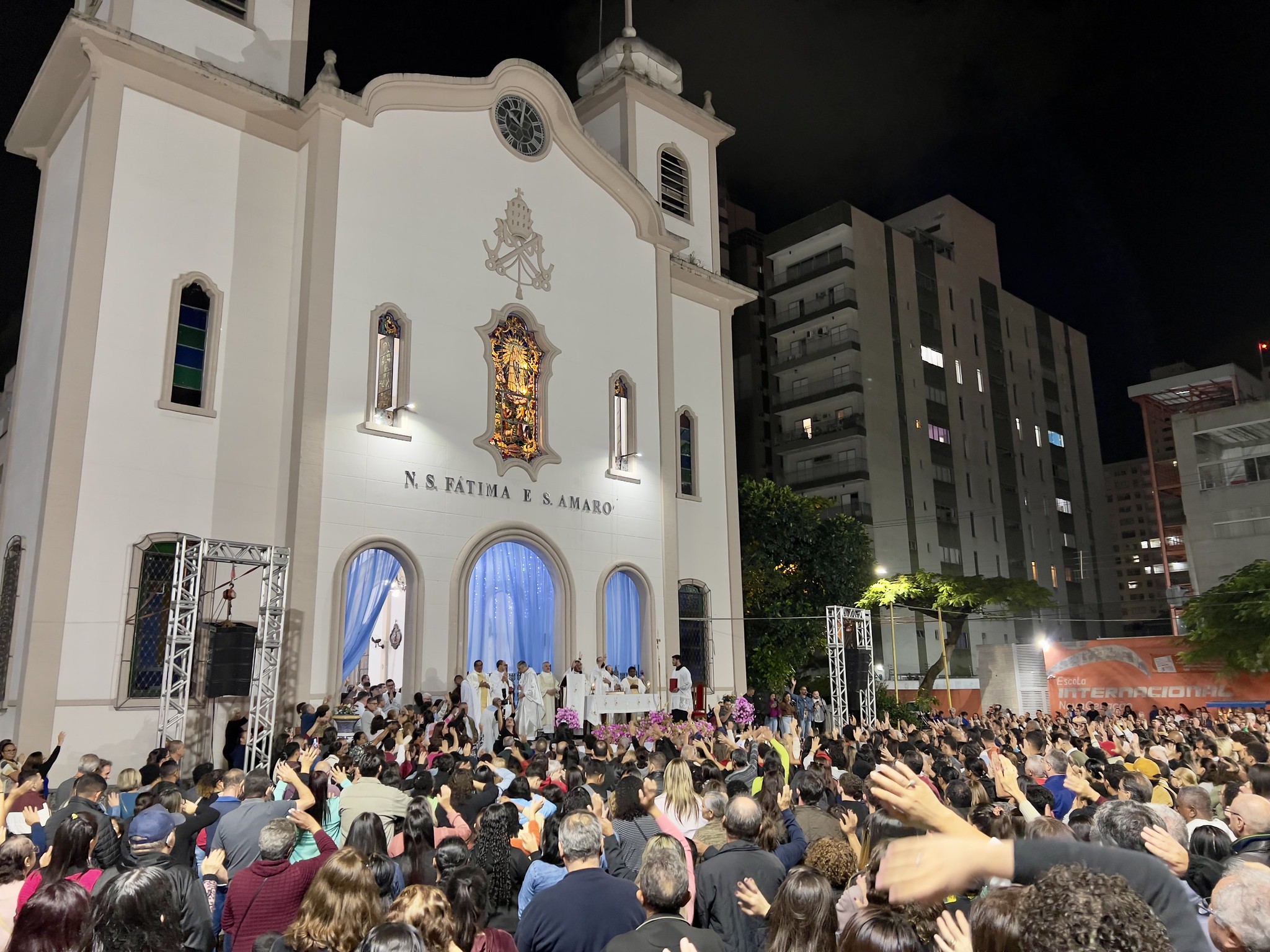 Tapetes e missa regional de Corpus Christi atrai milhares de pessoas em Guarujá