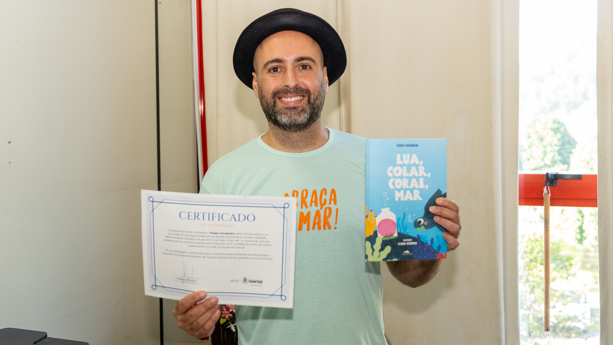 Escolas de Guarujá recebem visita de escritor que incentiva educação ambiental
