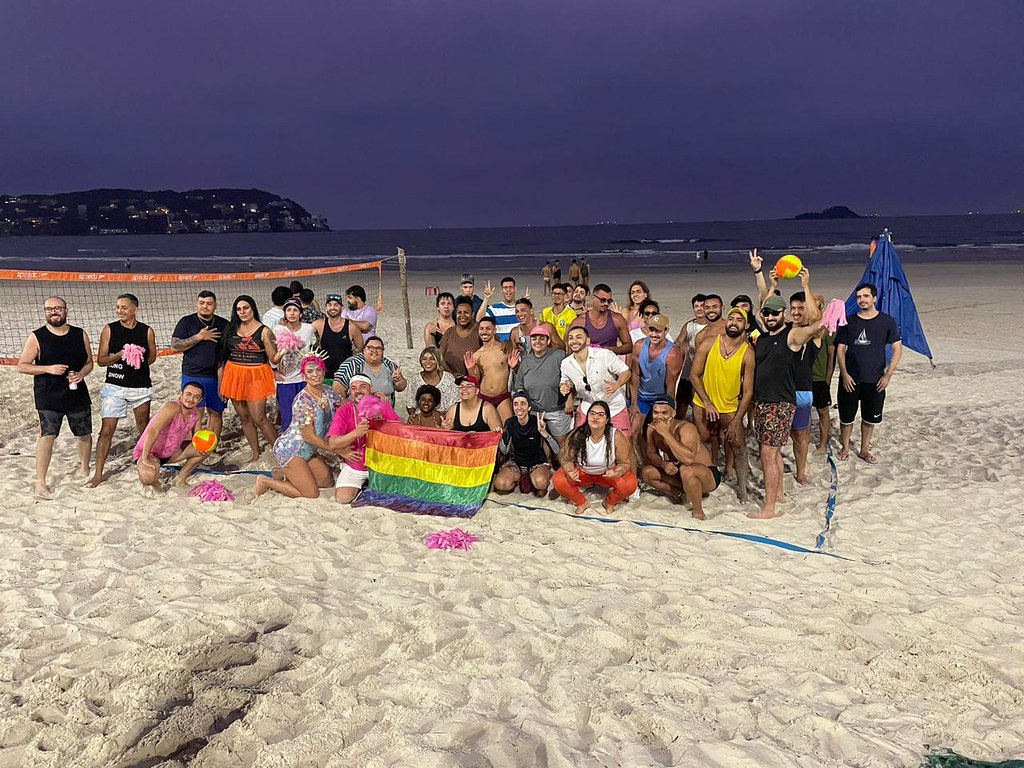 Evento esportivo para público LGBTQIA+ reúne dezenas de pessoas na Praia da Enseada