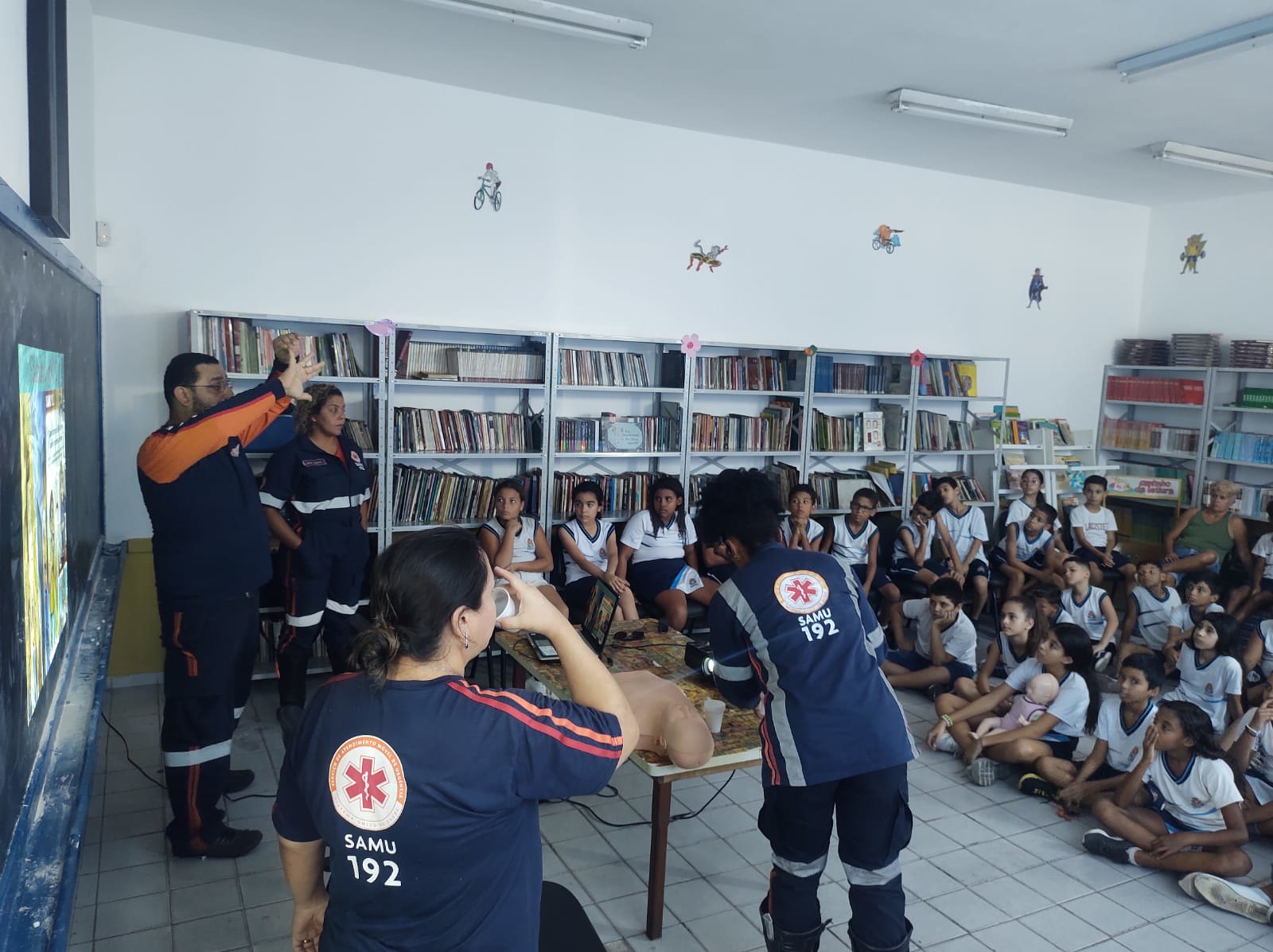 Samu de Guarujá ensina técnicas de prevenção a acidentes domésticos em escolas municipais