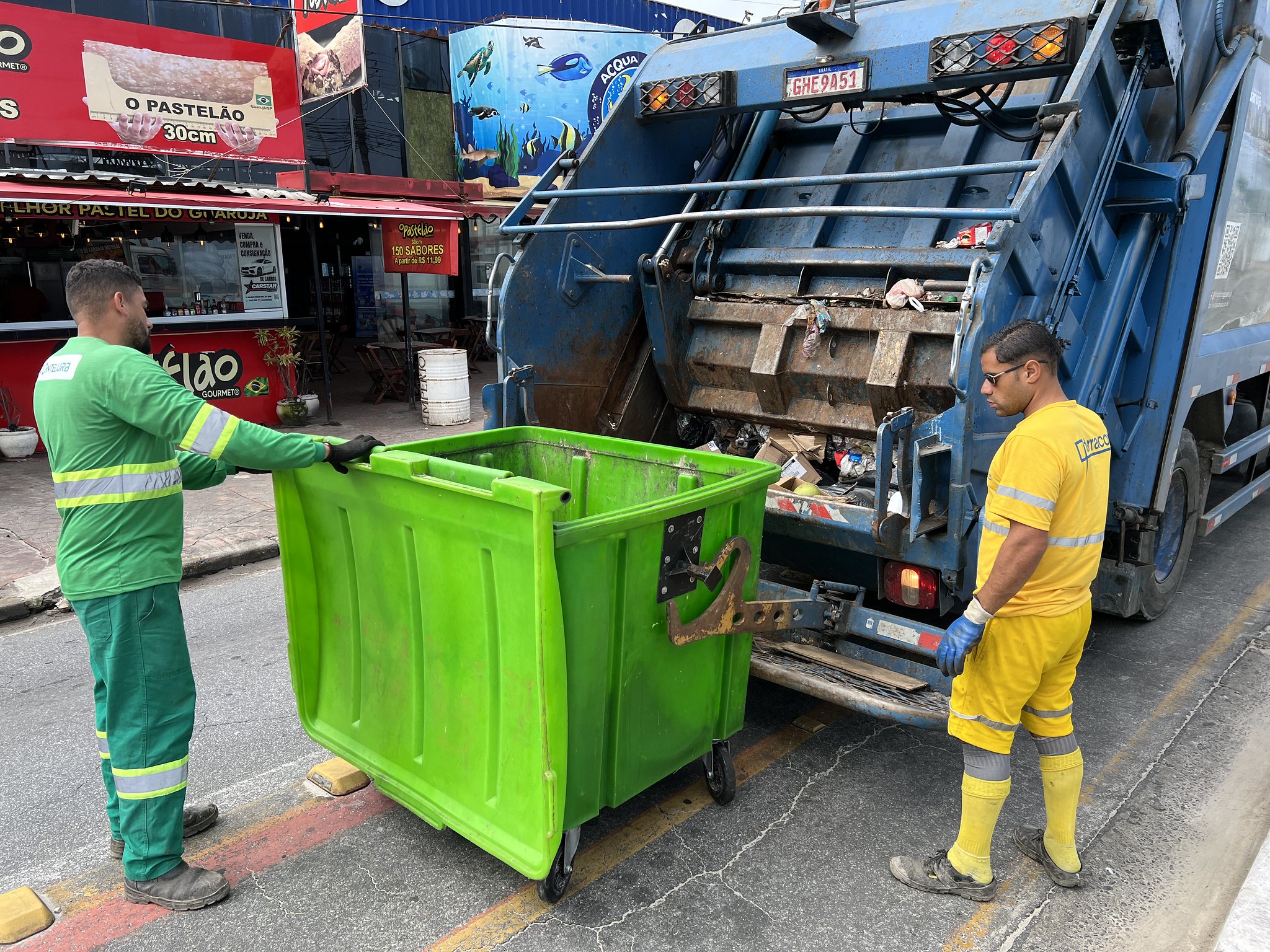 Prefeitura intensifica coleta de lixo porta a porta nos períodos diurno e noturno