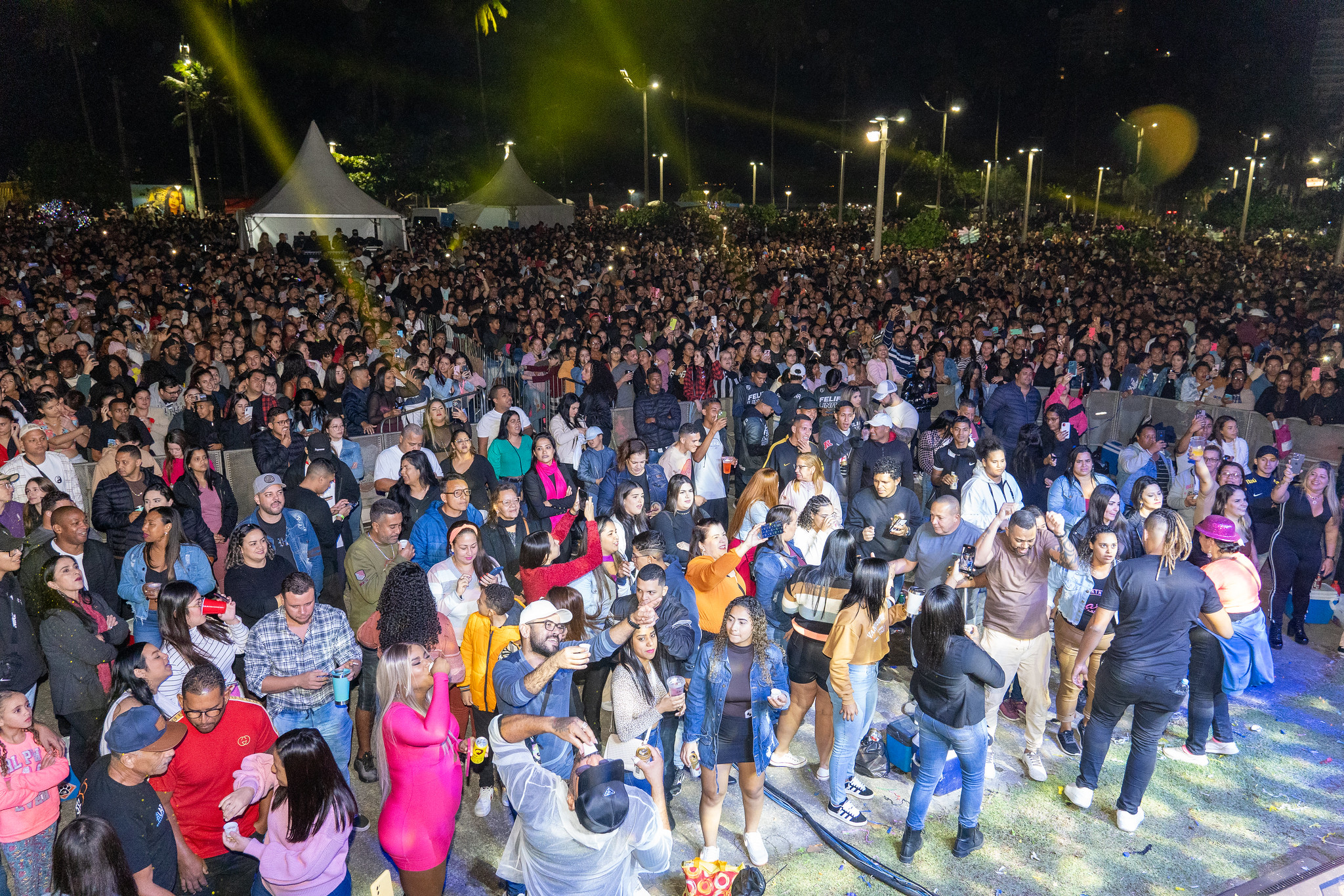 Shows comemorativos atraem mais de 20 mil pessoas em Guarujá