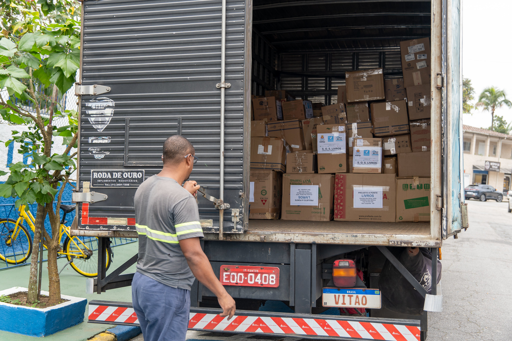 Guarujá envia 15 mil livros para as vítimas das enchentes no Rio Grande do Sul
