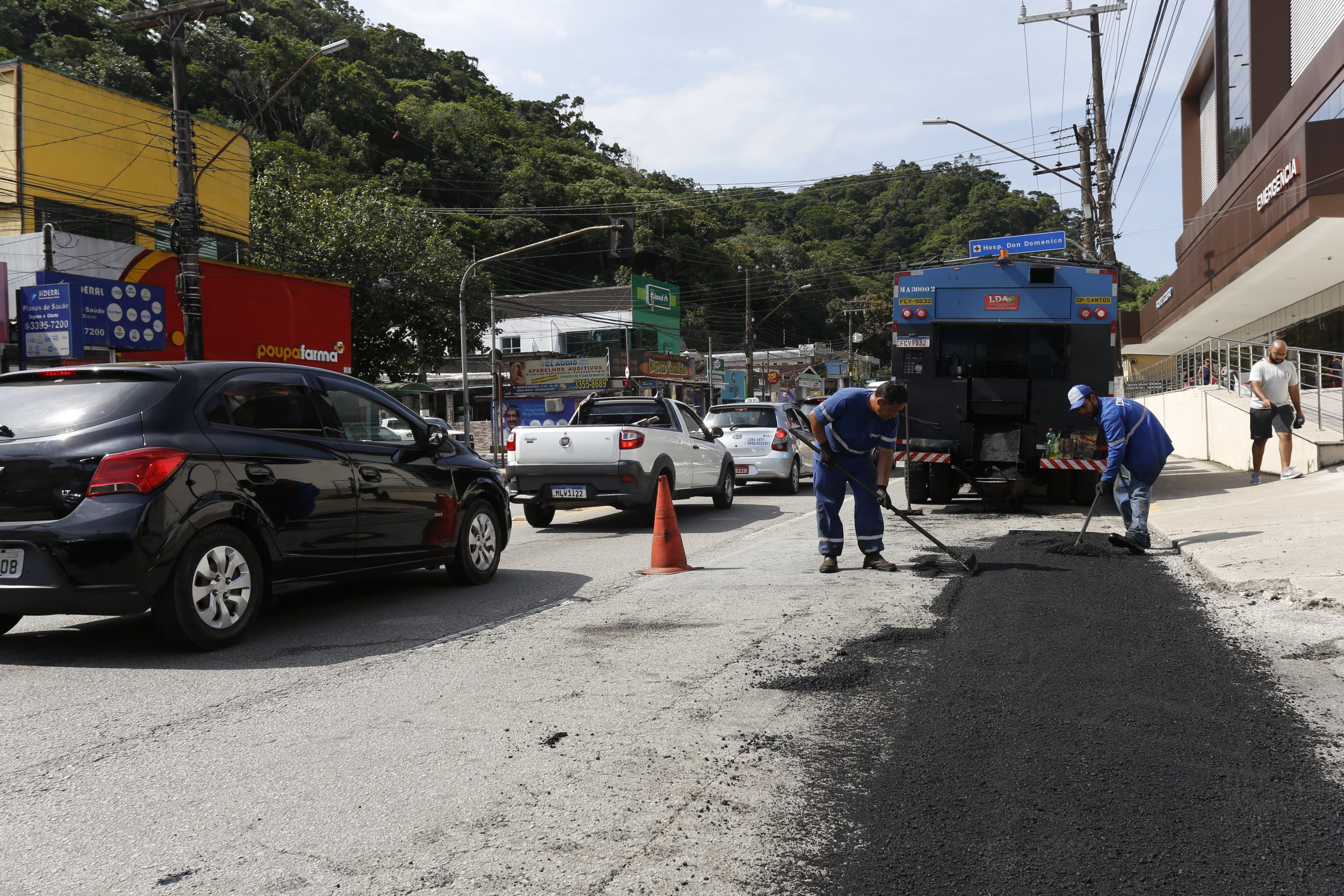 Prefeitura interdita trecho da avenida Torquato Tapajós por conta de um  buraco na via