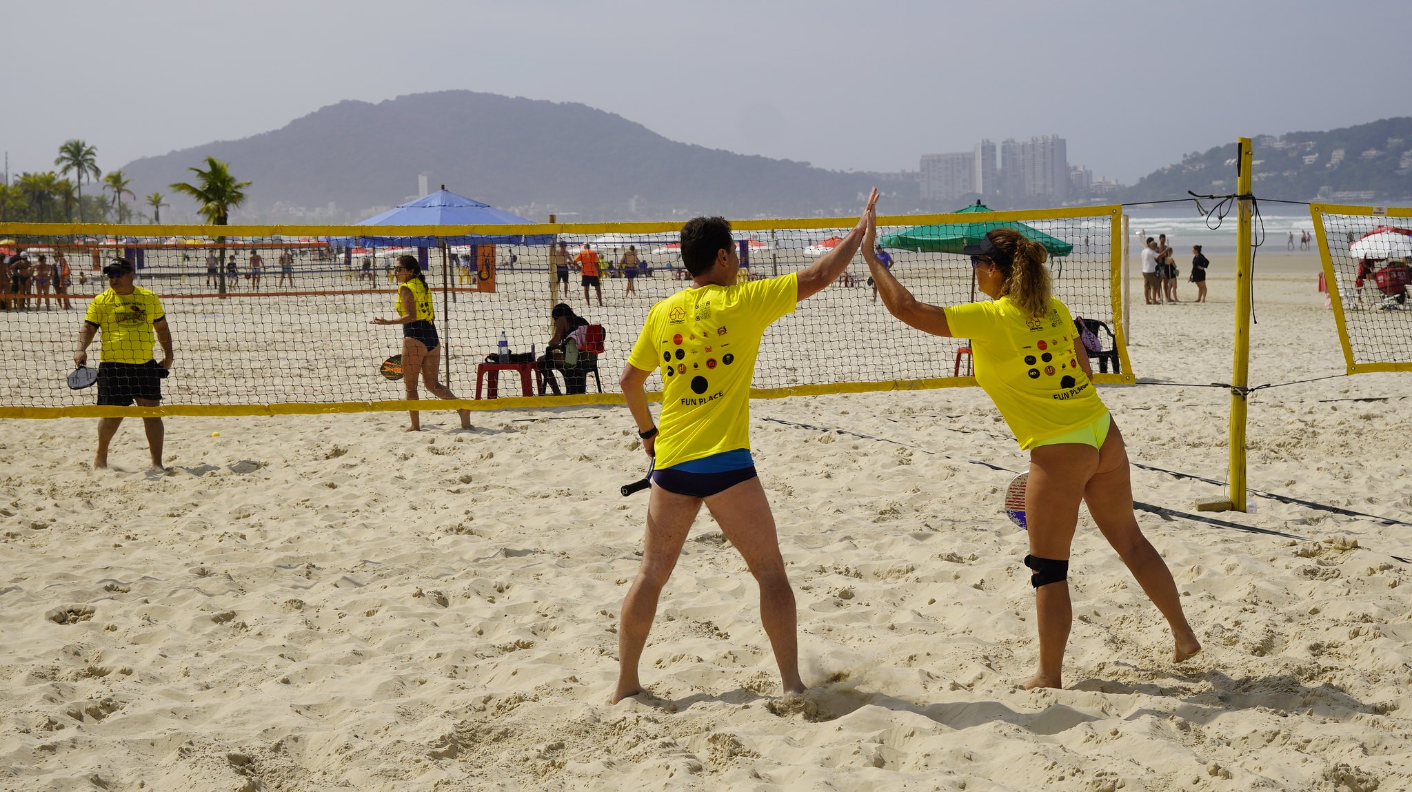 Beach tennis ganha adeptos para o ano inteiro - 04/04/2023 - Esporte - Folha